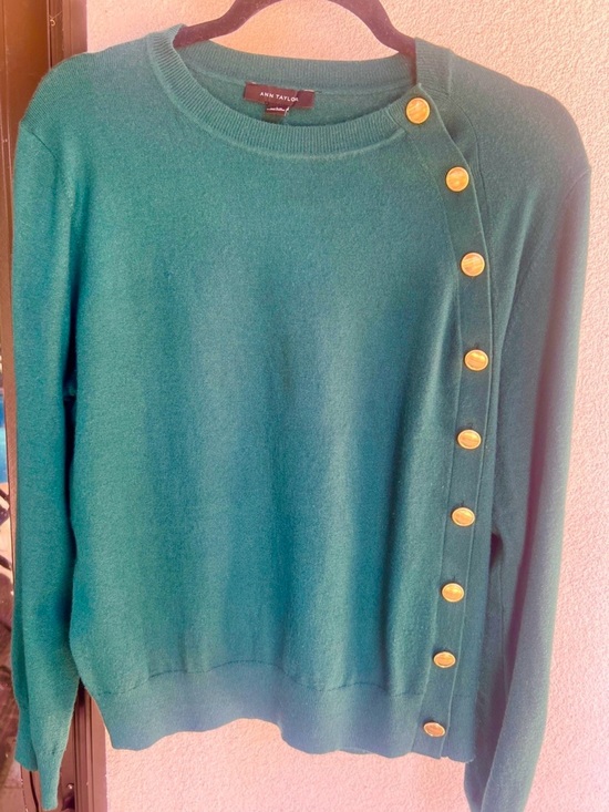 Ann Taylor Sweaters - Ann Taylor| 💚Emerald Green Sweater with Decorative Gold Buttons